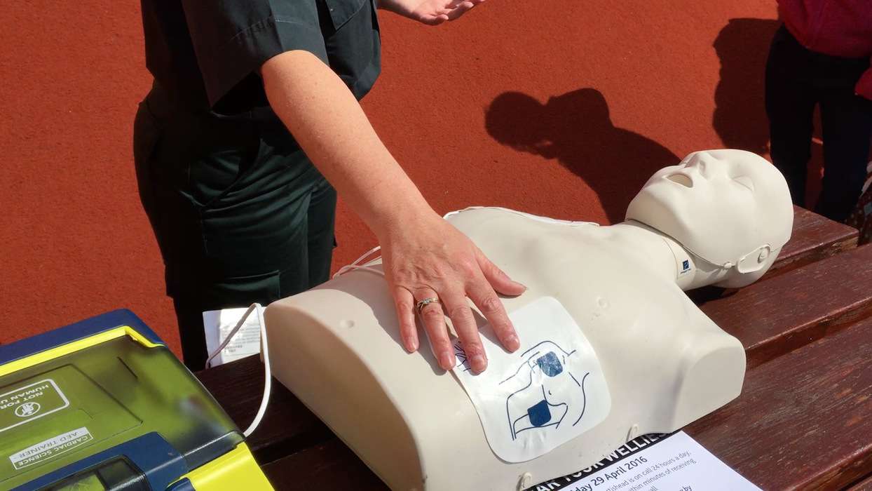 how to use a defibrillator