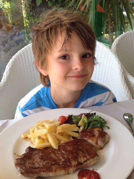 Enormous child's portion of steak at Restaurant Ulía Benidorm